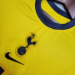 Tercera equipación Stadium Tottenham Hotspur FC diseño del logo