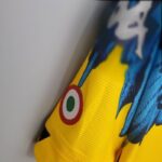 Camiseta Napoli Yellow-blue × Marcelo Burlon 2021/22 diseño lateral 1