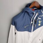 Cortavientos Tottenham Hotspur 2021/22 diseño lateral