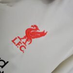 segunda camiseta liverpool 2021 escudo