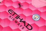 Conjunto de portero rosa Manchester City 2020/21 diseño de logo