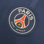 primera camiseta psg azul insignia