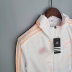 Cortavientos Adidas Arsenal 2021/22 diseño lateral