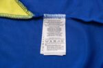 La sudadera de entrenamiento de la Juventus está diseñada para ofrecerte velocidad en el terreno de juego. El diseño de secado rápido integra un tejido elástico y transpirabilidad estratégica para que mantengas la concentración durante el entrenamiento. Las aberturas invisibles para los pulgares permiten que las mangas se mantengan en su sitio mientras te mueves y permanecen escondidas cuando no se usan. Detalles del producto Ajuste entallado a medida Diseño con cremallera de 1/4 100 % poliéster Lavar a máquina Color mostrado: Azul/Amarillo INFORMACIÓN ADICIONAL SOBRE EL CUIDADO Usar solo detergentes suaves Lavar las prendas junto a otras de colores similares Lavar y planchar las prendas del revés a temperaturas bajas Lavar con las cremalleras cerradas