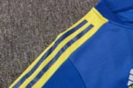 La sudadera de entrenamiento de la Juventus está diseñada para ofrecerte velocidad en el terreno de juego. El diseño de secado rápido integra un tejido elástico y transpirabilidad estratégica para que mantengas la concentración durante el entrenamiento. Las aberturas invisibles para los pulgares permiten que las mangas se mantengan en su sitio mientras te mueves y permanecen escondidas cuando no se usan. Detalles del producto Ajuste entallado a medida Diseño con cremallera de 1/4 100 % poliéster Lavar a máquina Color mostrado: Azul/Amarillo INFORMACIÓN ADICIONAL SOBRE EL CUIDADO Usar solo detergentes suaves Lavar las prendas junto a otras de colores similares Lavar y planchar las prendas del revés a temperaturas bajas Lavar con las cremalleras cerradas