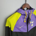 Cortavientos Tottenham Hotspur 2021/22 diseño lateral