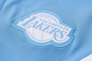 Logo de Chandal Lakers azul claro con capucha