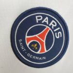camiseta nueva psg escudo