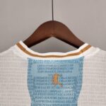 CUELLO TRASERO Camiseta de la Selección Argentina Edición Conmemorativa 2022 Versión Aficionado CUELLO TRASERO Camiseta de la Selección Argentina Edición Conmemorativa 2022 Versión Aficionado