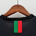CUELLO TRASERO Camiseta de la Selección de Portugal Negra 2022 Versión Aficionado CUELLO TRASERO Camiseta de la Selección de Portugal Negra 2022 Versión Aficionado