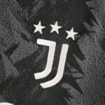 ESCUDO Camiseta Juventus Segunda Equipación 20222023 versión aficionado ESCUDO Camiseta Juventus Segunda Equipación 20222023 versión aficionado