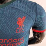 ESCUDO Camiseta Liverpool Tercera Equipación 2022-2023 Versión Jugador ESCUDO Camiseta Liverpool Tercera Equipación 2022-2023 Versión Jugador