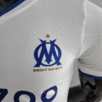 ESCUDO Camiseta Olympique de Marsella Primera Equipación 2022-2023 Versión Jugador