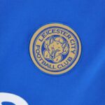 ESCUDO Camiseta de Leicester City Primera Equipación 2223 Versión Aficionado ESCUDO Camiseta de Leicester City Primera Equipación 2223 Versión Aficionado