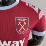 ESCUDO Camiseta del West Ham United Primera Equipación 2223 Versión Jugador ESCUDO Camiseta del West Ham United Primera Equipación 2223 Versión Jugador