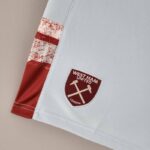 ESCUDO Pantalón Corto del West Ham United Primera Equipación 2223 ESCUDO Pantalón Corto del West Ham United Primera Equipación 2223