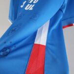 LATERAL ESTIRADO Camiseta de Cruz Azul Primera Equipación 2223 Versión Aficionado LATERAL ESTIRADO Camiseta de Cruz Azul Primera Equipación 2223 Versión Aficionado