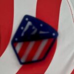 Camiseta Atlético Madrid primera equipación 2022 - 2023 - versión fan - escudo