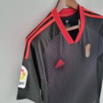 Camiseta Granada segunda equipación 2022 - 2023 versión fan lateral Camiseta Granada segunda equipación 2022 - 2023 versión fan lateral