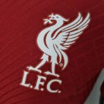 escudo camiseta liverpool 2022-23 escudo camiseta liverpool 2022-23