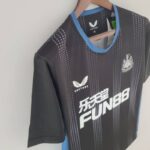 Camiseta Newcastle primera equipación 22-23 - versión fan - lateral Camiseta Newcastle primera equipación 22-23 - versión fan - lateral