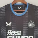 Camiseta Newcastle primera equipación 22-23 - versión fan - pecho Camiseta Newcastle primera equipación 22-23 - versión fan - pecho