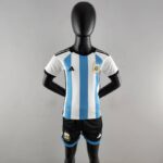 Conjunto niños Argentina Qatar 2022 - frontal conjunto de niño argentina 3 estrellas