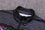 Cuello de la chaqueta del chándal negro del Manchester City 2022-2023