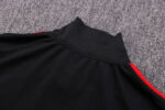 Dorso del cuello del chándal negro del FC Bayern München 2022-2023 Dorso del cuello del chándal negro del FC Bayern München 2022-2023