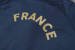 Dorso de la chaqueta del chándal azul de la Federación Francesa de Fútbol 2022-2023 Dorso de la chaqueta del chándal azul de la Federación Francesa de Fútbol 2022-2023