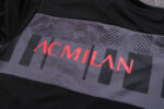 Dorso de la chaqueta del chándal negro de la A.C Milan 2022-2023.