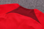 Dorso de la chaqueta del chándal rojo del Liverpool 2022-2023