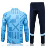 Dorso del conjunto de chándal celeste del Manchester City 2022-2023