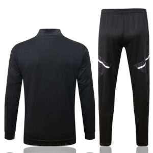 Dorso del conjunto de chándal negro de la Juventus 2022-2023