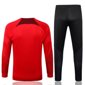 Dorso del conjunto de chándal rojo del Liverpool 2022-2023