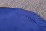 Dorso del cuello de la chaqueta del chándal azul de la FC Barcelona 2022-2023