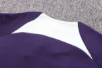 Dorso del cuello de la chaqueta del chándal morado del Milan 2022-2023