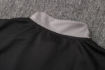 Dorso del cuello de la chaqueta del chándal negro de la Juventud 2022-2023 Dorso del cuello de la chaqueta del chándal negro de la Juventud 2022-2023