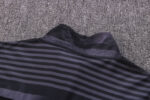 Dorso del cuello de la chaqueta del chándal negro del Manchester City 2022-2023