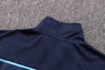 Dorso del cuello del chandal azul del Olympique de Marsella 2022-2023
