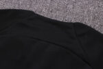 Dorso del cuello del chándal negro de la Federación Portuguesa de Fútbol 2022-2023 Dorso del cuello del chándal negro de la Federación Portuguesa de Fútbol 2022-2023