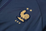Escudo del chándal azul de la Federación Francesa de Fútbol 2022-2023 Escudo del chándal azul de la Federación Francesa de Fútbol 2022-2023