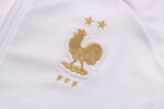Escudo del chandal blanco de la Federación Francesa de Fútbol 2022-2023 Escudo del chandal blanco de la Federación Francesa de Fútbol 2022-2023