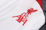 Escudo del chándal blanco del Liverpool 2022-2023
