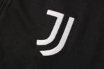Escudo del chándal negro de la Juventud 2022-2023 Escudo del chándal negro de la Juventud 2022-2023