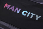 Espaldar de la chaqueta del chándal negro del Manchester City 2022-2023