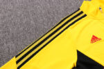 Hombro de la chaqueta del chándal amarillo del Flamengo 2022-2023