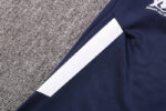 Lateral del pantalòn del chandal azul del Olympique de Marsella 2022-2023
