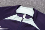 cuello de la chaqueta del chándal morado del Milan 2022-2023