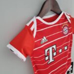 Body del Bayern Munich primera equipación 2022-2023 lateral Body del Bayern Munich primera equipación 2022-2023 lateral